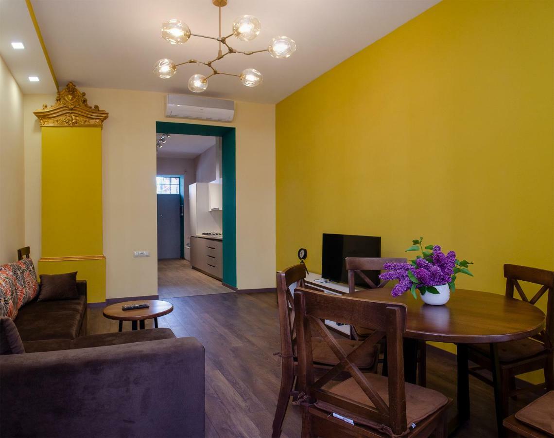Home@97 On Aghmashenebeli Avenue Tbilisi Buitenkant foto