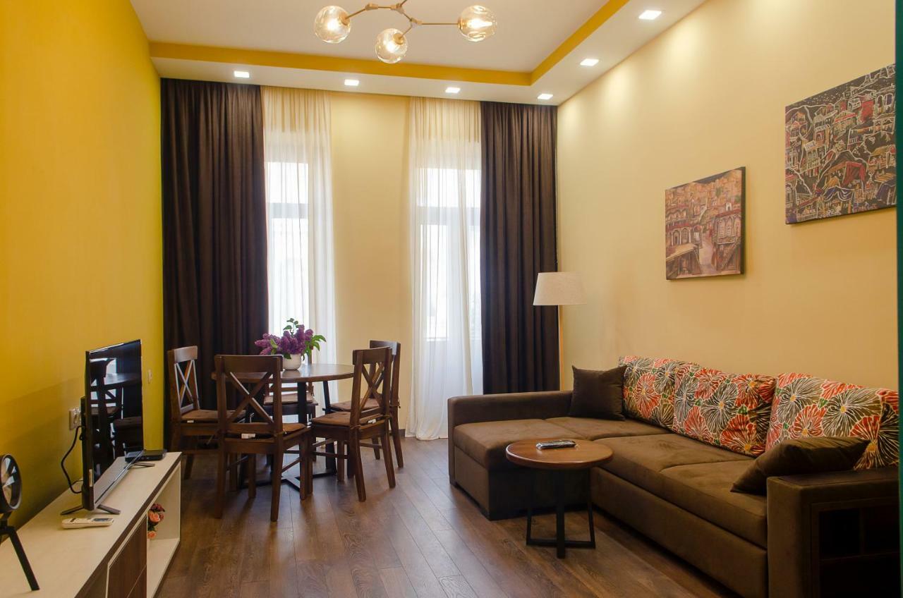 Home@97 On Aghmashenebeli Avenue Tbilisi Buitenkant foto